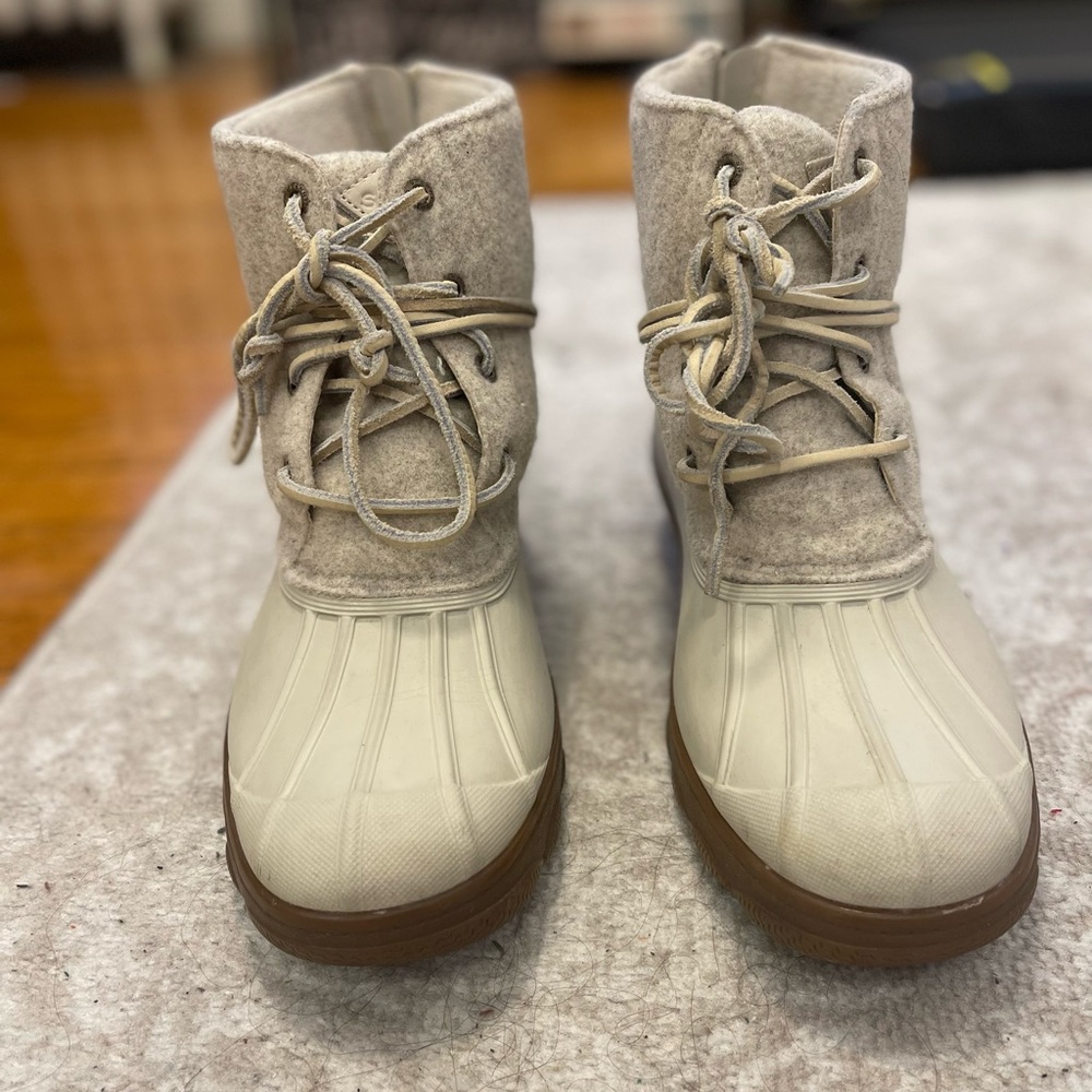 Like new! Sperry winter duck boots